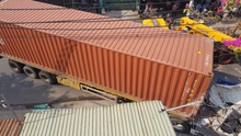 Xe container tông sập 3 nhà dân, nhiều người may mắn thoát nạn