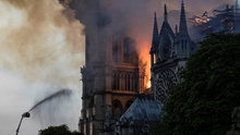 Khoảnh khắc tháp Nhà thờ Đức Bà Paris đổ xuống trong đám cháy