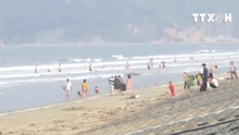 VIDEO: Sầm Sơn, Hạ Long đông nghẹt, biển Hà Tĩnh hút khách vì sạch và hoang sơ