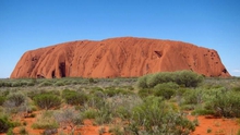 Du khách đổ xô lên núi thiêng Uluru Australia trước khi bị đóng cửa