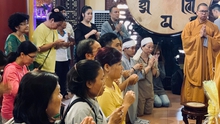 NSND Hồng Vân cùng gia đình tổ chức lễ 49 ngày cho cố nghệ sĩ Anh Vũ