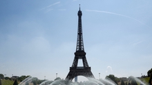 'Bữa tiệc' ánh sáng laser hoành tráng mừng Tháp Eiffel tròn 130 năm tuổi