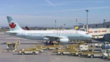 Máy bay Canada chở 284 người phải hạ cánh khẩn cấp