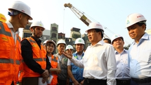 Phó Thủ tướng Trịnh Đình Dũng kiểm tra tuyến đường sắt đô thị Cát Linh - Hà Đông