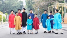 Những đứa trẻ quảng bá áo dài ngũ thân tại Hồ Gươm