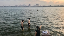 Người dân Hà Nội đua nhau đến bãi tắm tự phát để 'giải nhiệt', bất chấp nguy hiểm