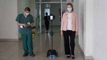 Trao tặng robot giúp bảo vệ bác sĩ Việt Nam ở tuyến đầu chống dịch COVID-19