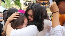 Chùm ảnh: Lưu luyến khoảnh khắc chia tay của học sinh lớp 12 THPT Hà Nội