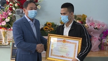 Trao Bằng khen của Thủ tướng Chính phủ tặng anh Nguyễn Ngọc Mạnh