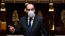 Thủ tướng Pháp tự cách ly sau khi phu nhân nhiễm virus SARS-CoV-2