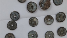 Ngư dân phát hiện 770 kg tiền xu cổ ở biển Vũng Chùa Đảo Yến: Có khai quật?