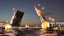 Trầm trồ xem cầu mở về đêm ở St. Petersburg, Nga
