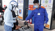 Giá xăng giữ nguyên, giá dầu giảm nhẹ