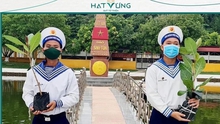 Sao Việt tặng kỷ vật 'chia lửa' với tuyến đầu chống dịch Covid-19