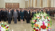 Nhà lãnh đạo Kim Jong-un viếng ông và cha nhân Quốc khánh Triều Tiên