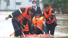 Cứu hộ hàng trăm học sinh khỏi khu vực trường học bị ngập sâu ở Quảng Trị