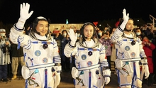 Nữ phi hành gia Trung Quốc đầu tiên đi bộ ngoài không gian