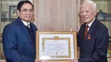 Thủ tướng Phạm Minh Chính trao tặng nguyên Phó Thủ tướng Vũ Khoan Huy hiệu 60 năm tuổi Đảng