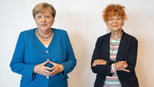 Angela Merkel - người không bao giờ tỏ ra phù phiếm trước máy ảnh