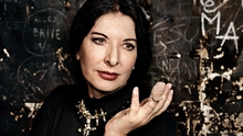 Nghệ sĩ sắp đặt Marina Abramovic 75 tuổi: Người liều lĩnh với cơ thể mình