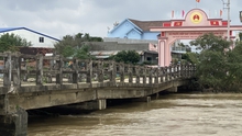 Lũ lụt gây sụt cầu, cô lập nhiều khu dân cư tại Bình Định