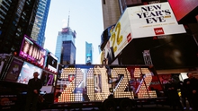 Mỹ: Quả cầu pha lê tại quảng trường Thời đại 'khoác áo mới' để chào đón năm 2022