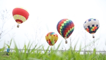 Hình ảnh khinh khí cầu 'Hà Nội muôn màu' bay ven sông Hồng