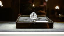 Viên kim cương trắng lớn nhất được bán đấu giá với giá 21,9 triệu USD