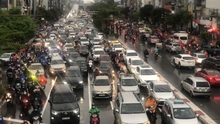 Nhiều tuyến đường Hà Nội ngập úng cục bộ, ùn tắc giao thông sau cơn mưa lớn