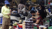 Hình ảnh người Thủ đô tất bật đi chợ mua sắm đón Tết Đoan Ngọ
