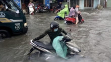 TP HCM: Đường ngập đến yên xe sau cơn mưa lớn