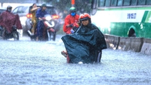 Hình ảnh đường phố TP HCM ngập nặng, giao thông hỗn loạn sau cơn mưa lớn