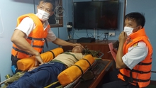 Tàu Hải quân 416 đưa một ngư dân vào đảo Phú Quý điều trị