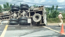 Lâm Đồng: Bị xe tải lật nghiêng đè trúng, 2 phụ nữ tử vong tại chỗ