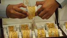 Giá vàng thế giới giảm hơn 1% sau số liệu lạm phát của Mỹ​