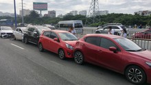 TP.HCM: Va chạm liên hoàn trên cầu Sài Gòn làm ùn tắc giao thông kéo dài