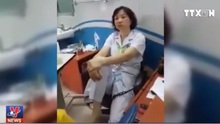 VIDEO: Hạ bậc thi đua bác sĩ gác chân lên ghế nói chuyện với người nhà bệnh nhân