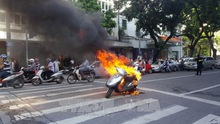Hiện trường xe Attila cháy đùng đùng tại trung tâm Hà Nội