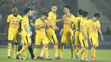 Chuyên gia bóng đá Trần Bình Sự: 'HLV Kiatisuk đã giải quyết triệt để mâu thuẫn giữa Xuân Trường và Kim Dong Su'
