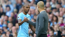 Man City: Fernandinho cần người chia lửa