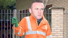 Wayne Rooney đi làm... công nhân dọn vệ sinh