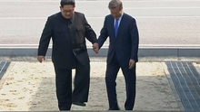 Những khoảnh khắc lịch sử của lãnh đạo hai miền Triều Tiên trên thảm đỏ Hội nghị liên Triều