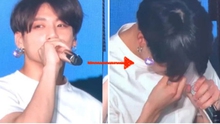 Jungkook (BTS) tháo kính áp tròng trên sân khấu vì lý do cực kỳ ngọt ngào