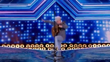 ‘X-Factor’: BGK ‘choáng’ và sững sờ khi chứng kiến 1 thí sinh bị hụt chân rơi xuống sân khấu