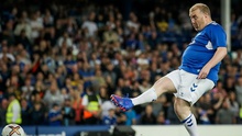 Lampard tung CĐV vào sân đá penalty cho Everton