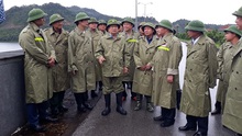 Phó Thủ tướng Trịnh Đình Dũng yêu cầu đảm bảo an toàn cho người dân khi bão số 4 đổ bộ.