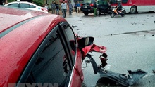 Hà Nội: Ô tô lấn làn tông trực diện xe máy, hai người tử vong