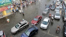 Chùm ảnh: Nhiều tuyến đường ở Thành phố Hồ Chí Minh ngập sâu hơn 50cm sau cơn mưa lớn