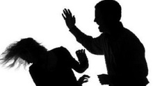 Phê chuẩn quyết định khởi tố kẻ đánh đập một cô gái trẻ ở thị xã Nghĩa Lộ, Yên Bái