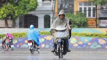 Hà Nội đón cơn mưa giải nhiệt sau những ngày nóng kỷ lục, nhiều tuyến đường bị ngập